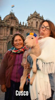 cusco-lamma-in-square-tourist